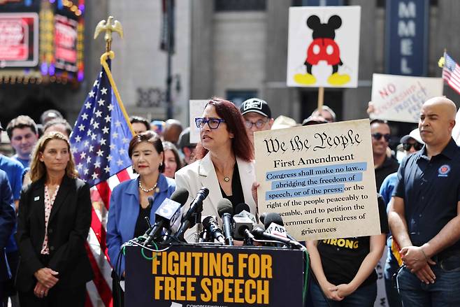 로라 프리드먼(캘리포니아주 민주당) 미국 하원의원이 2025년 9월 22일 캘리포니아주 로스앤젤레스에서 할리우드 극장 맞은편에서 열린 "지미 키멜 라이브!" 쇼 중단에 항의하는 시위에서 수정헌법 1조의 일부를 보여주며 연설하고 있다. /연합뉴스