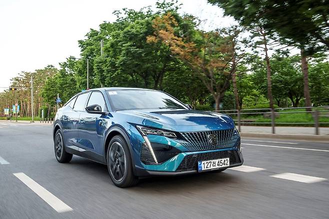 푸조 408 스마트 하이브리드. /푸조 제공