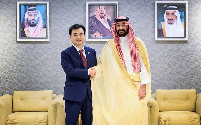 안규백 국방부 장관이 21일(현지 시각) 사우디 리야드에서 압둘라 빈 반다르 사우디 국가방위부장관과 기념 촬영을 하고 있다./국방부 제공