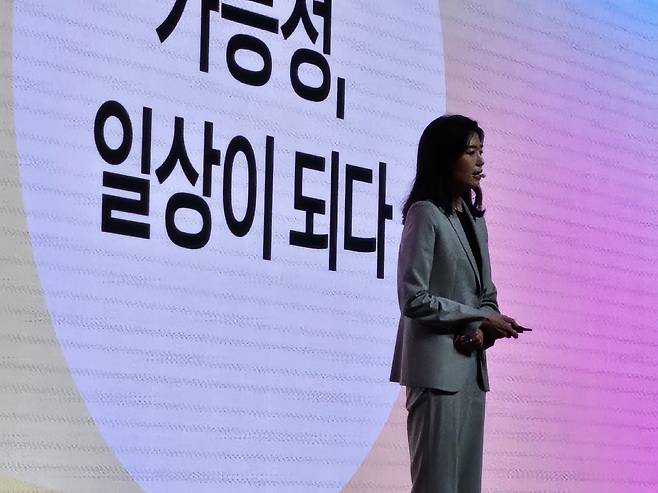 정신아 카카오 대표는 23일 경기도 용인시 카카오AI캠퍼스에서 열린 '이프 카카오' 컨퍼런스에서 "AI는 일상 속에서 마치 공기처럼 자연스럽게 스며드는 존재가 됐다”면서 “카카오톡은 앞으로의 15년을 준비하기 위해, 5000만 사용자를 위한 두 가지 AI 미래 전략을 마련했다”고 말했다./안상희 기자