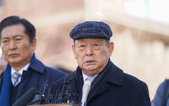 국회 측 탄핵소추 대리인단 공동대표인 송두환 전 국가인권위원장이 지난 2월 18일 서울 종로구 헌법재판소에서 열린 윤석열 대통령 탄핵심판 9차 변론기일에 출석해 입장을 밝히고 있다. /뉴스1