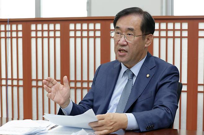 더불어민주당 소속 맹성규 국토교통위원장이 16일 서울 여의도 국회에서 2026년도 예산안 심사 및 정기국회 중점 처리 법안 심사 전략, 정부 주택 공급 대책 평가 등 국토위 주요 현안과 관련, 조선비즈와 인터뷰를 하고 있다./남강호 기자