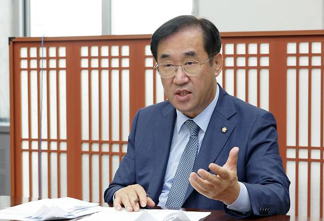 더불어민주당 소속 맹성규 국토교통위원장이 16일 서울 여의도 국회에서 2026년도 예산안 심사 및 정기국회 중점 처리 법안 심사 전략, 정부 주택 공급 대책 평가 등 국토위 주요 현안과 관련, 조선비즈와 인터뷰를 하고 있다./남강호 기자