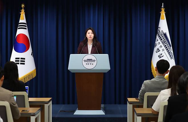 강유정 대통령실 대변인이 지난 18일 서울 용산 대통령실에서 금일 진행된 대통령 주재 수석보좌관회의 관련 브리핑을 하고 있다./연합뉴스