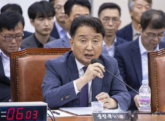 김영환 충청북도 도지사가 23일 국회에서 열린 오송 지하차도 참사 진상규명과 재발 방지 대책 마련을 위한 국정조사 청문회에 출석해 의원 질의에 답하고 있다. 연합뉴스