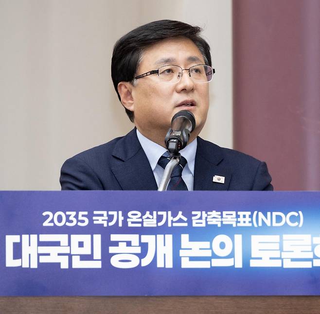 김성환 환경부 장관이 19일 서울 영등포구 국회 의원회관에서 열린 ‘2035 국가 온실가스 감축목표(NDC) 대국민 공개 논의’ 토론회에 참석해 기조발제를 하고 있다. 환경부 제공