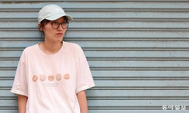 10년 가까이 K팝을 소재로 소설을 써 왔지만 이희주 작가는 아직 할 얘기가 너무 많다고 했다. “30대가 된 지금은 (아이돌을) 양육하는 것 같은 마음이 불쑥불쑥 치밀어요. 40, 50대가 돼서 대하는 마음은 또 다르겠죠.” 전영한 기자 scoopjyh@donga.com