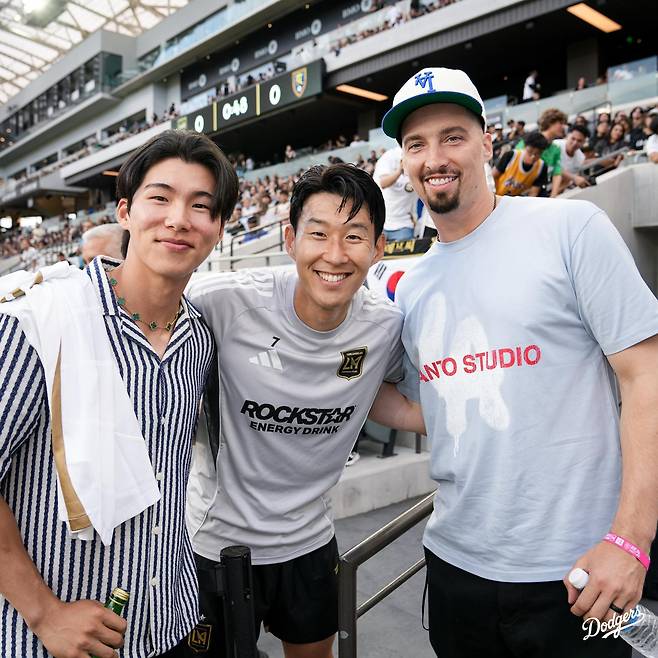 미국프로야구 메이저리그(MLB) LA 다저스 내야수 김혜성(왼쪽)과 선발투수 블레이크 스넬(오른쪽)이 이날 LA FC의 안방경기장을 찾아 손흥민과 기념사진을 찍는 모습. 사진 출처 LA 다저스 인스타그램