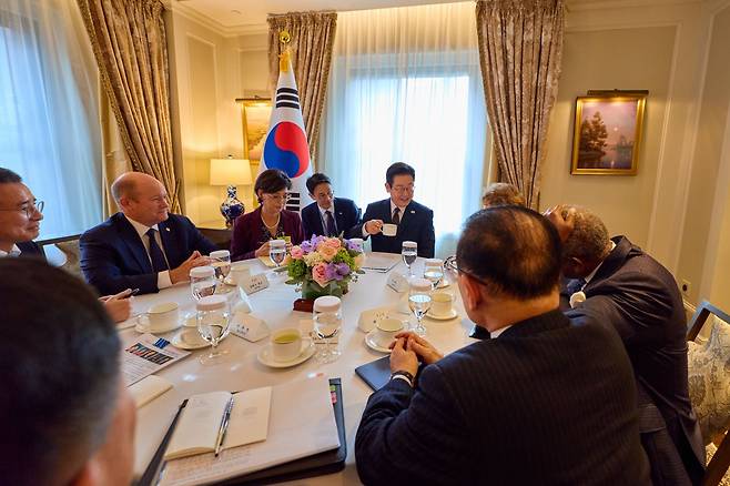 이재명 대통령이 22일(현지 시간) 미국 뉴욕의 한 호텔에서 상원 외교위 및 하원 외무위 소속 의원단을 접견하고 있다. (공동취재) 2025.09.23. 뉴시스