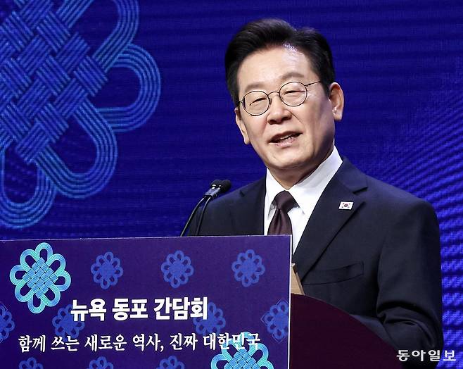 이재명 대통령이 22일 오후 뉴욕의 한 호텔에서 열린 동포 만찬 간담회에서 인사말을 하고 있다. 뉴욕=송은석 기자 silverstone@donga.com