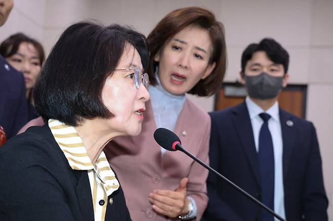 나경원 국민의힘 의원이 22일 서울 여의도 국회 법제사법위원회에서 열린 검찰개혁 입법청문회에서 퇴장 명령을 한 추미애 위원장에게 항의하고 있다. 2025.9.22/뉴스1