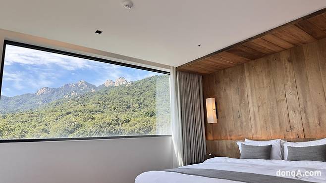 한화호텔앤드리조트 새 프리미엄 리조트 ‘안토(ANTO·安土)’ 내부 회원 전용 객실인 포레스트하우스에서 바라 본 북한산 풍경. 윤우열 기자 cloudancer@donga.com