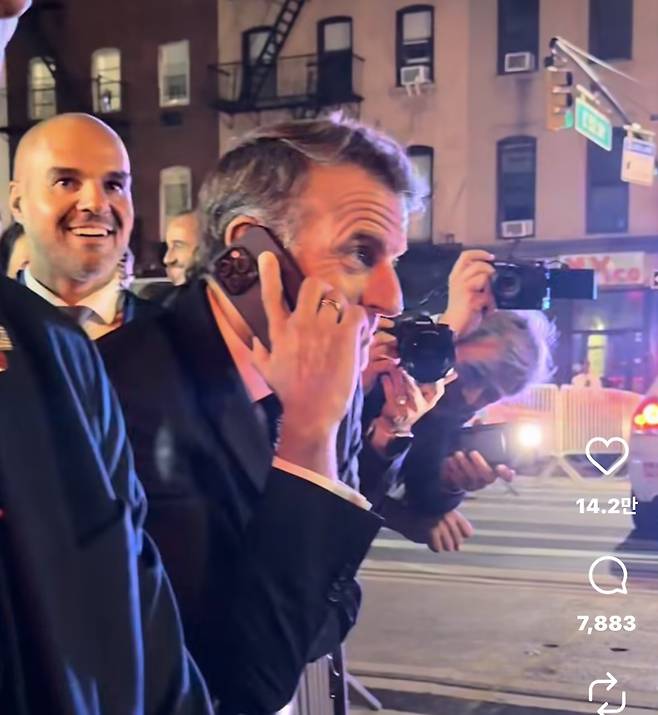 에마뉘엘 마크롱 프랑스 대통령이 22일(현지시간) 미국 뉴욕에서 도널드 트럼프 미국 대통령의 차량 행렬에 막혀 트럼프 대통령에게 전화 통화를 하고 있다. 사진 브뤼(Brut) 인스타그램 갈무리