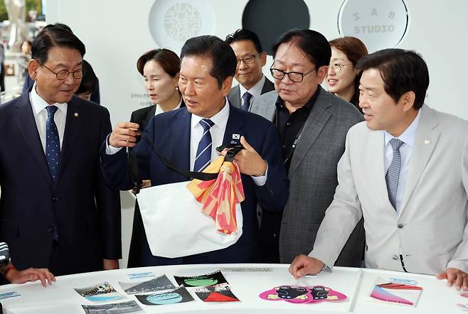 더불어민주당 정청래 대표가 23일 부산 해운대구 영화의전당에서 제30회 부산국제영화제 현장을 둘러보며 굿즈를 구입하고 있다. 앞서 정 대표는 부울경 예산정책협의회에 참석해 “부울경 30분 시대를 위해 모든 역량을 다하겠다”며 교통 인프라 사업 추진 의지를 밝혔다. 부산=뉴시스