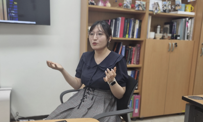 한국 연구 환경에 대해 설명하는 이 교수. 이채린 기자