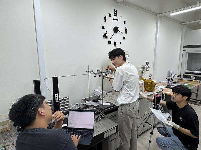 연구에 한창인 이 교수 연구실 학생들. 이 교수 제공