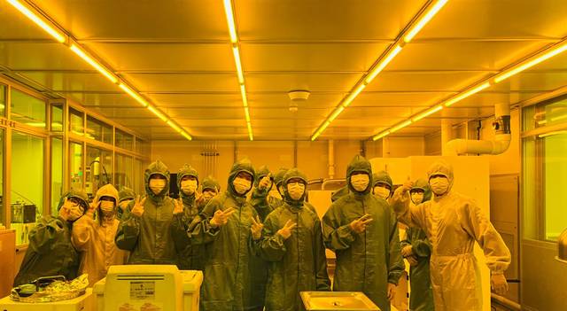 반도체교육 후 만족해하는 학생들