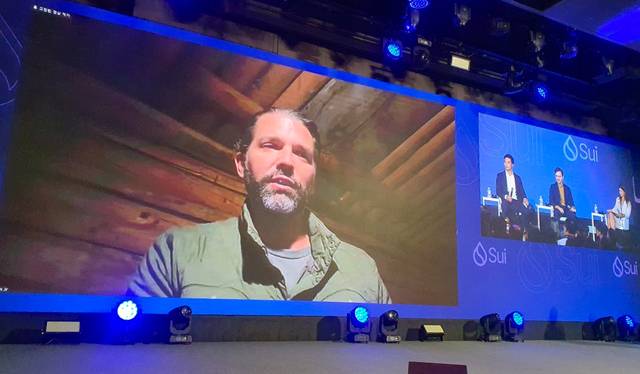 도널드 트럼프 미국 대통령 장남인 도널드 트럼프 주니어(왼쪽)가 23일 서울 광진구 워커힐호텔에서 열린 코리아 블록체인 위크(KBW)에 스타링크 화상 연결로 참석해 있다.