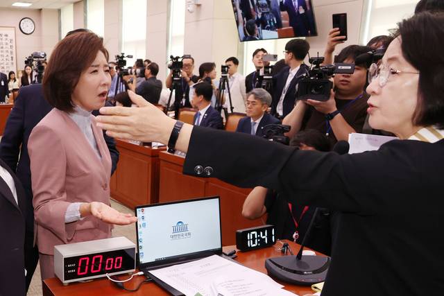 나경원 국민의힘 의원 등이 22일 서울 여의도 국회 법제사법위원회에서 열린 ‘건진법사 관봉권 띠지’ 분실 관련 검찰개혁 입법청문회에서 추미애 위원장의 질서유지권 발동 등에 항의하고 있다. [연합뉴스]