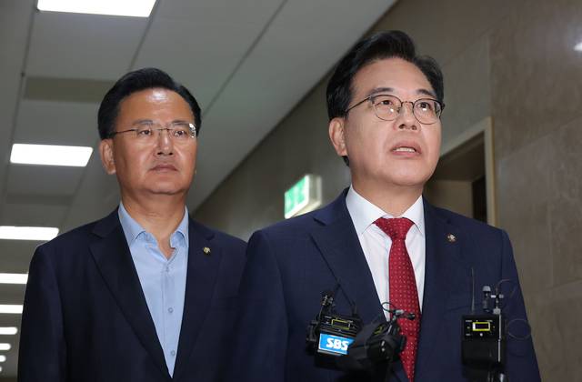 송언석 국민의힘 원내대표와 유상범 원내수석부대표가 23일 서울 여의도 국회에서 여야 원내대표 회동 전 기자들을 만나 브리핑하고 있다. [연합뉴스]