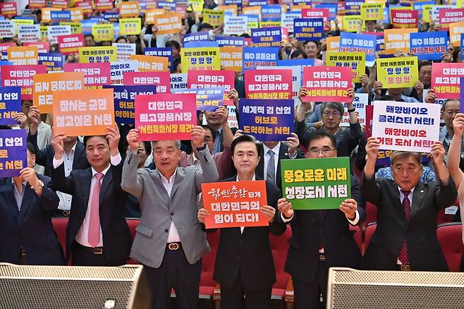 김태흠 충남도 지사는 22일 민선8기 4년 차 시군 방문 다섯 번째 일정으로 서천군을 찾아 서천 문예의전당 대강당에서 도민과 대화의 시간을 가졌다.