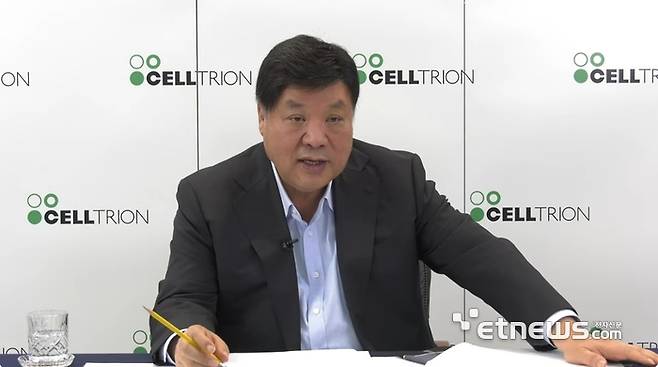 서정진 셀트리온 그룹 회장이 23일 오전 온라인 간담회를 열고 공장 인수와 관련 설명하고 있다.
