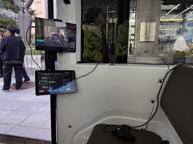 23일 '청계A01' 무인셔틀 내부에 수동조작 패널과 조이스틱이 설치돼있다. 이창훈 기자