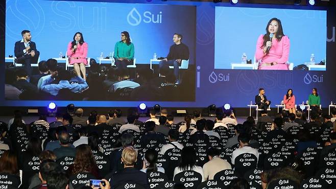 23일 서울 워커힐 오텔앤리조트에서 열린 '코리아블록체인위크2025(KBW2025)' 메인 컨퍼런스인 '임팩트(KBW2025:IMPACT)'에서 레오 슈워츠 포춘 수석기자(왼쪽부터), 캐롤라인 D. 팜 미국 상품선물거래위원회(CFTC) 위원장 대행, 셰일라 워런 프로젝트 리버티 연구소 대표이사(CEO), 매튜 솔로몬 파트너 변호사가 패널토론을 하고 있다. 사진=서동일 기자