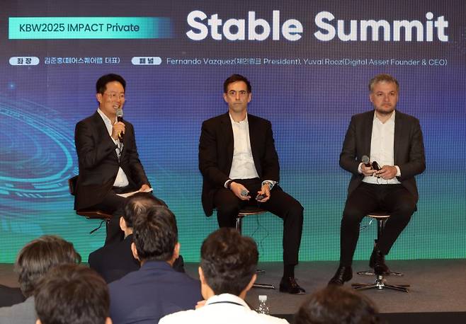 23일 서울 광진구 워커힐 호텔앤리조트에서 열린 '코리아블록체인위크 2025(KBW2025)'의 '스테이블서밋' 행사에서 김준홍 페어스퀘어랩 대표(왼쪽부터), 페르난도 바스케스 체인링크 자본시장 총괄, 유발 루즈 디지털에셋 최고경영자(CEO)이자 공동창립자가 패널토론을 하고 있다. 사진=박범준 기자