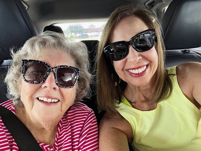 올해 아흔여섯 살인 할머니와 함께 병원에 가는 일이 언제나 즐겁기만 한 것은 아니다. 우여곡절 끝에 병원을 다녀온 후 할머니는 "오늘 재미있었어"라고 말씀하셨다. "할머니를 돌보며 생기는 수많은 어려움 속에서도 은혜는 충만했다"는 사실을 스테파니 톰슨은 뒤늦게 깨달았다.