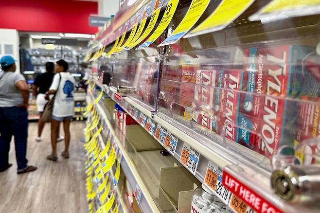 지난 5일(현지시각) 미국 워싱턴 디시(D.C.)의 한 약국에서 도난 방지 장치로 잠겨 있는 진열대에 타이레놀이 진열돼 있다. 워싱턴/로이터 연합뉴스