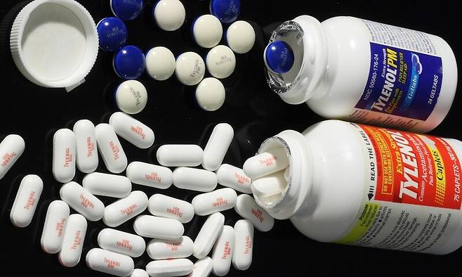 도널드 트럼프 대통령이 22일 기자회견을 통해 임신 중 타이레놀 복용을 아기의 자폐증 발행 위험의 하나로 지목한 데 대해 과학계는 둘 사이의 연관성을 뒷받침하는 자료는 부족하다고 말한다. 위키미디어 코먼