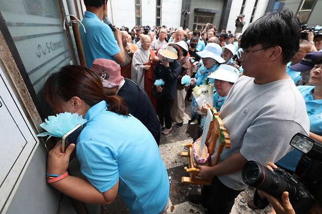 ‘아리셀 참사’ 1주년인 2025년 6월24일 오전 유가족들이 경기 화성시 서신면 참사 현장에서 추모제를 열어 화재 건물 앞에 도착해 눈물 흘리고 있다. 김영원 기자 forever@hani.co.kr