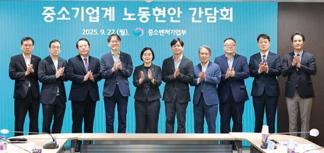 한성숙(가운데) 중소벤처기업부 장관이 22일 서울 영등포구 중소기업중앙회에서 열린 ‘중소기업계 노동현안 간담회’에서 참석자들과 기념 촬영을 하고 있다. 중소벤처기업부 제공