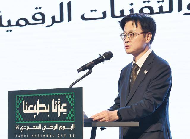 김정관 산업통상자원부 장관이 22일 서울 용산구 드래곤시티호텔에서 열린 제95회 사우디아라비아 국경일 기념식에 참석해 축사를 하고 있다. 산업부 제공