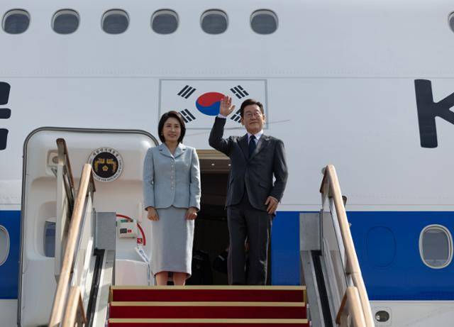 유엔총회 참석차 미국 뉴욕으로 떠나는 이재명 대통령과 부인 김혜경 여사가 22일 성남 서울공항에서 공군 1호기에 탑승하기 전 인사하고 있다. 대통령실 제공