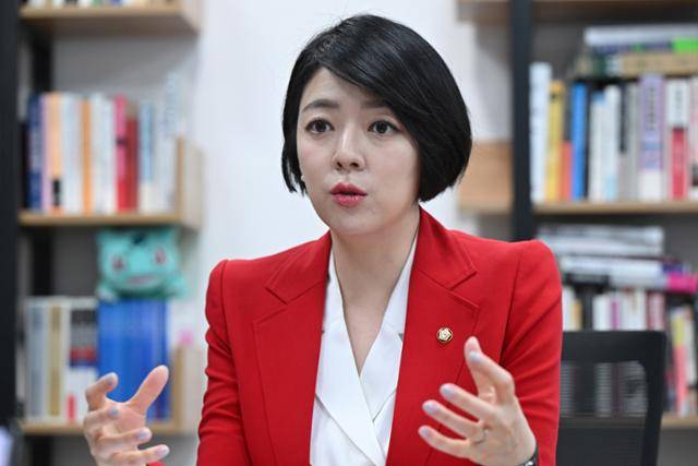 배현진 국민의힘 의원이 4월 27일 국회 의원회관에서 한국일보와 인터뷰를 하고 있다. 6·3 대선을 앞두고 한동훈 전 국민의힘 대표의 경선 캠프 전략총괄위원장으로 활동하던 때의 모습이다. 박시몬 기자