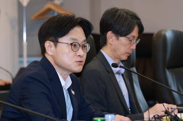 김정관 산업통상자원부 장관이 22일 서울 서초구 대한무역투자진흥공사에서 열린 철강·알루미늄 파생상품 기업 간담회에 참석해 발언하고 있다. 연합뉴스