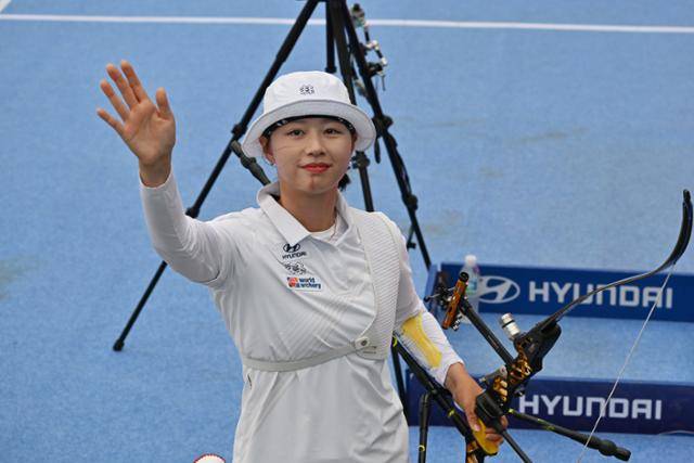 양궁 국가대표 임시현이 12일 광주 동구 5·18민주광장에서 열린 세계양궁선수권대회 리커브 여자 개인전 8강전을 치른 뒤 관중석을 향해 손을 흔들고 있다. 광주=뉴시스