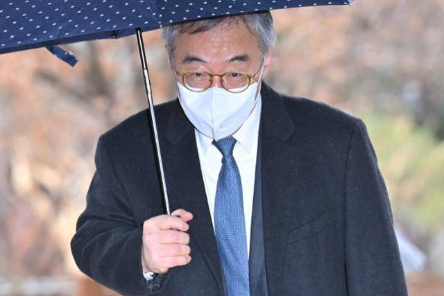 임종헌 전 법원행정처 차장이 지난해 2월 5일 서울 서초구 서울중앙지법에서 열린 직권남용 권리행사 방해 등 혐의 사건 1심 선고 공판에 참석하고 있다. 정다빈 기자