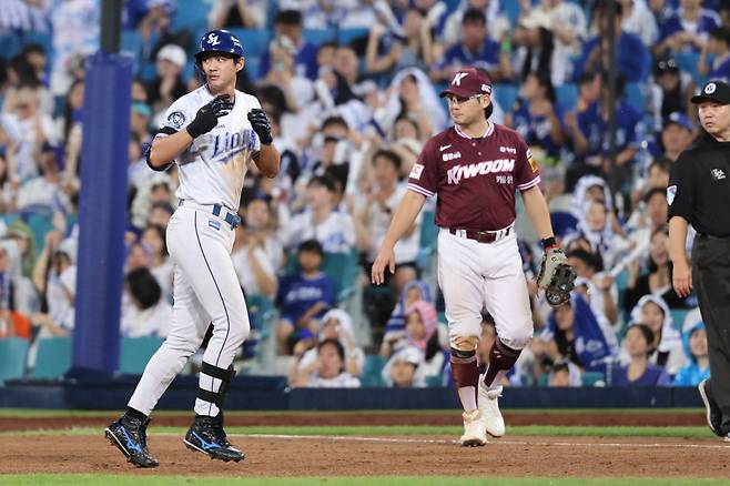 5일 대구 키움전, 구자욱과 문제가 된 1루 파울존 기둥. 삼성 제공