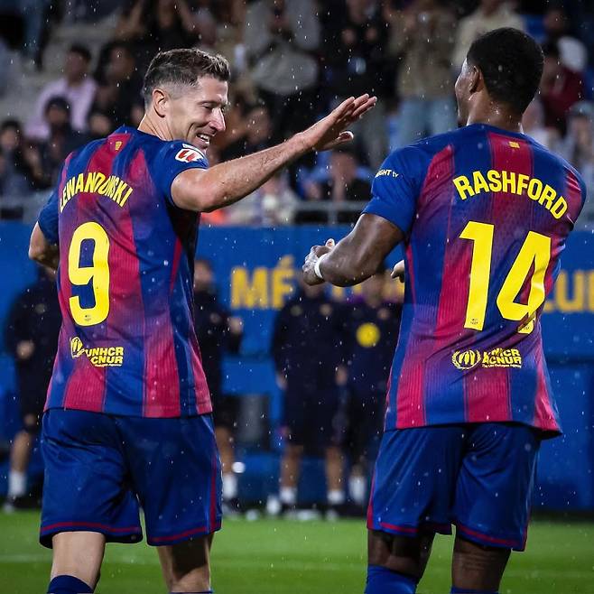 지난 22일 헤타페전에서 교체 투입돼 활약한 바르셀로나 래시포드(오른쪽)가 레반도프스키와 환호하고 있다. 사진=래시포드 SNS