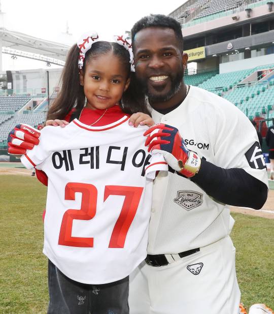 SSG 외국인 타자 에레디아가 그의 딸과 사진을 찍고 있다. SSG 제공