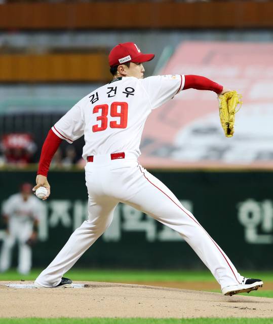 23일 인천 KIA전에서 투구하는 왼손 투수 김건우. SSG 제공