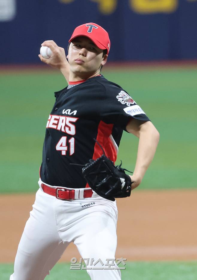 2025 KB0리그 프로야구 키움 히어로즈와 KIA 타이거즈의 경기가 7일 오후 서울 고척스카이돔에서 열렸다. KIA 황동하가 선발 등판해 공을 던지고 있다. 고척=김민규 기자/2025.05.07/