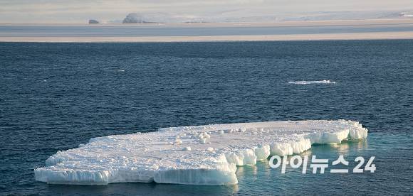 북극의 바다얼음이 갈수록 줄어들고 있다. 떨어져 나온 얼음이 북극 추크치해에 떠 다니고 있다. [사진=정종오 기자]