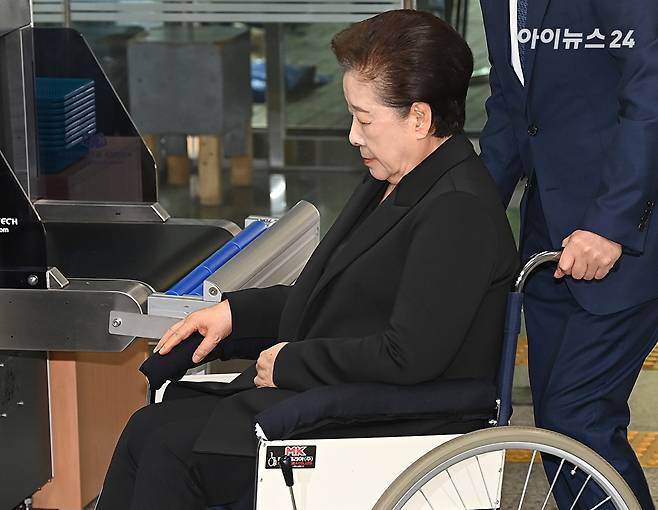 권성동 국민의힘 의원에게 불법 정치자금을 전달한 혐의 등을 받고 있는 한학자 통일교 총재가 22일 서울 서초구 서울중앙지법으로 구속 전 피의자 심문(영장실질심사)에 출석하고 있다. [사진=곽영래 기자]