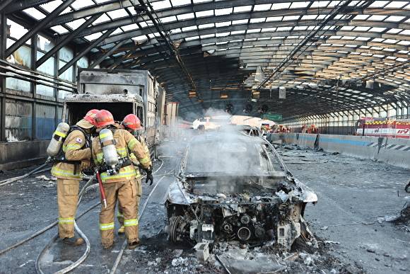 지난 2022년 12월 29일 제2경인고속도로 방음터널 화재 진화 모습. [사진=경기도소방재난본부]