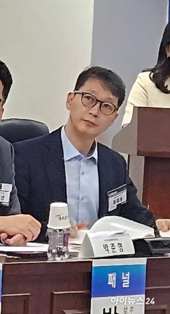 유재호 산업부 디스플레이가전팀 과장이 23일 국회 의원회관에서 열린 '디스플레이 산업 경쟁력 강화를 위한 정책토론회'에서 발언하고 있다. [사진=박지은 기자]