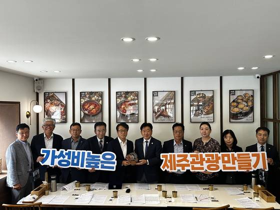 제주도 오영훈지사가 참석한 가운데 22일 제주시 용담이동의 한 갈치요리 전문점에서 ‘가성비 제주관광을 위한 갈치요리 가격개선 현장 방문’ 이벤트를 열었다. 최충일 기자